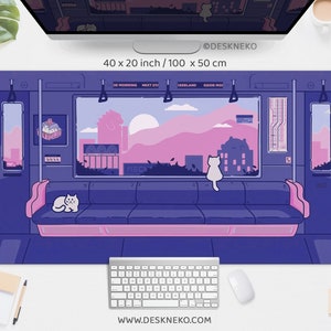 Puede incluir: Una alfombrilla de escritorio rectangular grande con una ilustración púrpura y rosa del interior de un vagón de metro. La alfombrilla mide 100 x 50 cm. El diseño presenta dos gatos blancos, paisajes urbanos y el texto "DESKNEKO" y "WWW.DESKNEKO.COM".