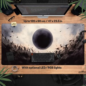 Pode incluir: Um tapete de mesa com um design de arte de fantasia sombria, apresentando uma grande esfera negra, figuras e p&aacute;ssaros contra um c&eacute;u nublado. O tapete mede at&eacute; 120 x 60 cm e inclui o texto "With optional LED/RGB lights."