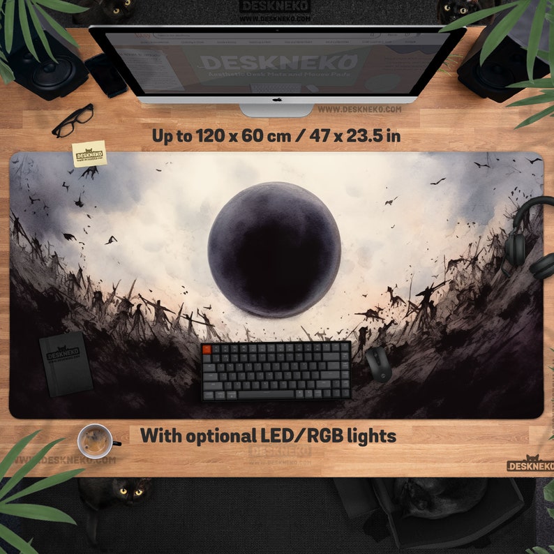 Pode incluir: Um tapete de mesa com um design de arte de fantasia sombria, apresentando uma grande esfera negra, figuras e p&aacute;ssaros contra um c&eacute;u nublado. O tapete mede at&eacute; 120 x 60 cm e inclui o texto "With optional LED/RGB lights."