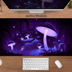 Pode incluir: Um mousepad retangular grande com uma cena de fantasia de cogumelos roxos brilhantes. O mousepad mede 90x40 cm. A obra de arte retrata uma floresta escura com fungos iluminados, criando uma est&eacute;tica m&aacute;gica e caprichosa.