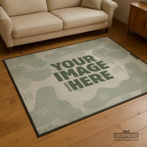Op de afbeelding: Rechthoekig vloerkleed met een lichtgroen pootafdrukpatroon en de tekst "YOUR IMAGE HERE" in donkergroene letters. Het kleed heeft een zwarte rand en ligt op een houten vloer. Afmetingen niet zichtbaar.