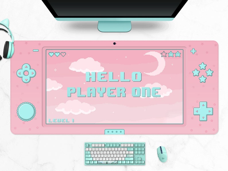 K&ouml;nnte beinhalten: Ein rosa Gaming-Mauspad mit Retro-Videospielkonsolen-Design. Das Pad zeigt den Text "HELLO PLAYER ONE" in pixeligen blauen Buchstaben, mit einem Himmel- und Wolkenhintergrund. Eine passende Tastatur und Maus sind ebenfalls sichtbar.