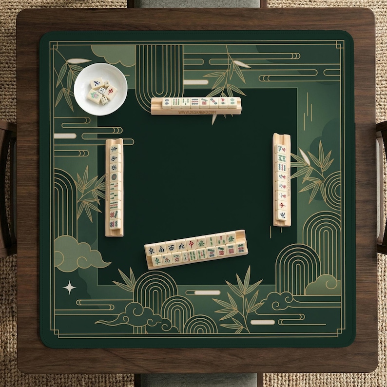 Pode incluir: Um conjunto de jogo de Mahjong verde numa mesa de madeira. O tabuleiro verde escuro apresenta elementos decorativos dourados, incluindo bambu e nuvens. O conjunto inclui pe&ccedil;as e dados, pronto para jogar.