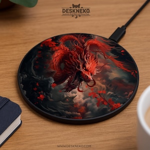 Puede incluir: Cargador inalámbrico redondo negro con un diseño detallado de dragón rojo sobre un fondo nublado. El cargador tiene el texto "DESKNEKO" y "www.deskneko.com". Alfombrillas de escritorio y alfombrillas de ratón estéticas.