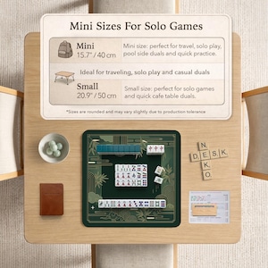 Pode incluir: Uma mesa de madeira exibe um conjunto de Mahjong verde com pe&ccedil;as brancas, um pequeno caderno castanho e uma tigela com pedras verdes. O texto "Mini Sizes For Solo Games" &eacute; vis&iacute;vel, com detalhes de tamanho em cm.