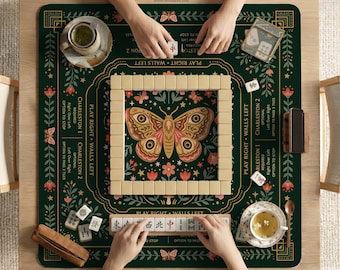 Puede incluir: Una alfombrilla de mahjong verde oscuro con una ilustración central de mariposa, motivos florales e instrucciones de juego. Incluye un muro de fichas cuadrado, un soporte con caracteres chinos, dos tazas de té y un estuche de madera.
