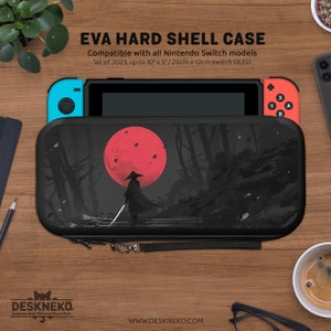 Könnte beinhalten: Schwarze EVA-Hartschalenhülle für Nintendo Switch-Modelle mit einem Design aus roter Sonne und Samurai-Figur. Kompatibel mit bis zu 25 cm x 12 cm Switch OLED-Modellen. Die Hülle liegt auf einer Holzoberfläche.