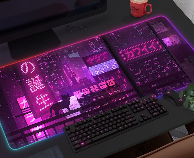Op de afbeelding: Een groot, rechthoekig gaming-muismat met een neon paars en roze stadsgezicht ontwerp. De mat heeft Japanse tekst en een zwart kat silhouet. Een zwart toetsenbord en muis liggen op de mat.