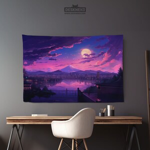 Peut inclure: Une tapisserie murale repr&eacute;sentant un paysage japonais au cr&eacute;puscule. L'&oelig;uvre pr&eacute;sente une pleine lune, une montagne et une ville se refl&eacute;tant dans un lac, le tout sous un ciel aux teintes roses et violettes. La tapisserie est accroch&eacute;e &agrave; un mur gris au-dessus d'un bureau en bois.