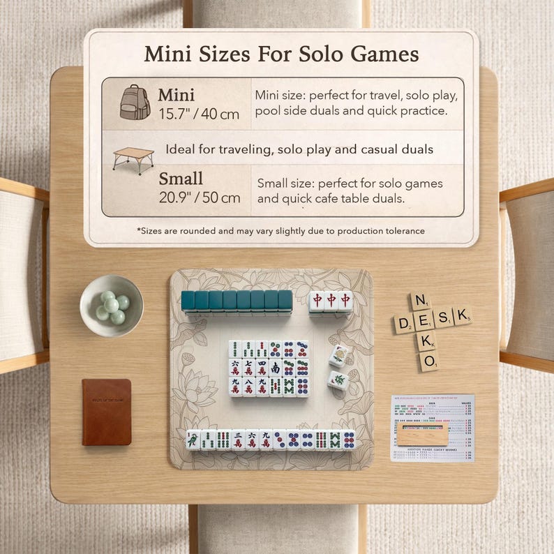 Puede incluir: Una mesa de madera exhibe un juego de mahjong con fichas verdes y blancas, un peque&ntilde;o libro marr&oacute;n y un cuenco con esferas verdes. El texto en la mesa dice "Mini Sizes For Solo Games" con detalles de tama&ntilde;o en cm.