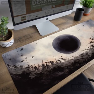 Pode incluir: Tapete de secret&aacute;ria est&eacute;tico com um design escuro e art&iacute;stico com um grande globo negro, figuras silhuetadas e p&aacute;ssaros voando contra um c&eacute;u nublado. O tapete &eacute; retangular e tem o texto "DeskNeko" e "www.DESKNEKO.COM".