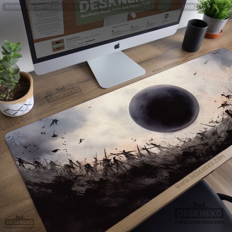 Pode incluir: Tapete de secret&aacute;ria est&eacute;tico com um design escuro e art&iacute;stico com um grande globo negro, figuras silhuetadas e p&aacute;ssaros voando contra um c&eacute;u nublado. O tapete &eacute; retangular e tem o texto "DeskNeko" e "www.DESKNEKO.COM".