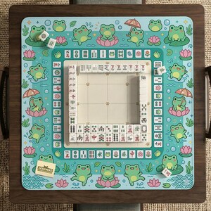 以下が含まれることがあります： 白い文字で「Welcome to our home」と書かれた素朴な木製の看板。 傷んだ仕上がりとシンプルで魅力的なデザインで、玄関や入り口に最適です。