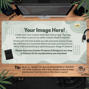 以下が含まれることがあります： 「Your Image Here!」のテキストが入ったカスタムデスクマット。マットは薄緑色で、白いデザインと黒いノートがあります。画像には、コンピューター、ヘッドフォン、コーヒーカップも表示されています。