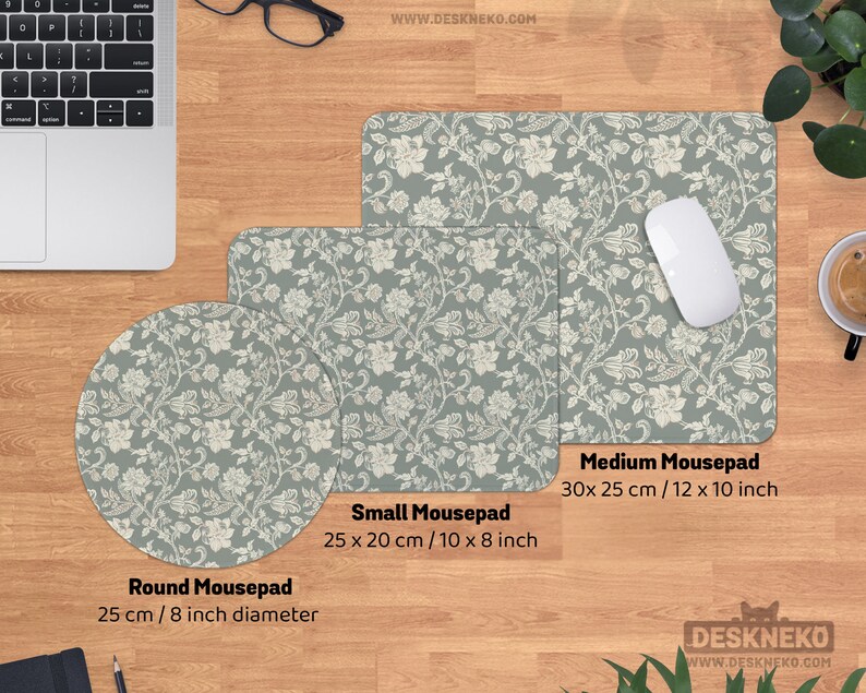 Puede incluir: Un conjunto de alfombrillas de rat&oacute;n con estampado floral en varias formas y tama&ntilde;os: redonda (25 cm de di&aacute;metro), peque&ntilde;a (25 x 20 cm) y mediana (30 x 25 cm). Las alfombrillas presentan un dise&ntilde;o floral blanco sobre un fondo verde apagado. Un rat&oacute;n blanco est&aacute; sobre la alfombrilla mediana.