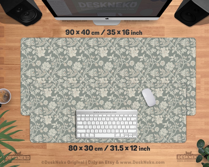 Puede incluir: Alfombrilla de escritorio con estampado floral en verde salvia y crema. La alfombrilla principal mide 90 x 40 cm, con un &aacute;rea de alfombrilla de rat&oacute;n adjunta de 80 x 30 cm. Un teclado y un rat&oacute;n est&aacute;n sobre la alfombrilla. El texto "DeskNeko" es visible.
