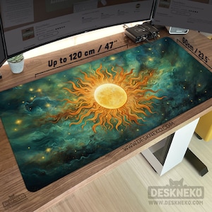 Könnte beinhalten: Eine große rechteckige Schreibtischunterlage mit einem Himmelsdesign. Sie zeigt eine gelbe Sonne in der Mitte, umgeben von türkisfarbenen und goldenen Wolken. Die Matte ist 120 cm lang und 60 cm breit, mit dem Text "DeskNeko" und "Up to 120 cm / 47" bedruckt.
