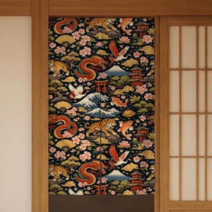 Può includere: Pannello decorativo con design di ispirazione giapponese. Presenta draghi, tigri, carpe koi, pagode, il monte Fuji e fiori di ciliegio su sfondo scuro. Cornice in legno.