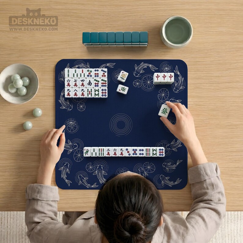 Tapete de Mahjong Indigo, Tapete de juego de mesa con peces Koi azul marino, Loto japonés, Decoración para juego de mesa Riichi americano, Cuadrado para cuatro jugadores Small 20.9" / 53 cm