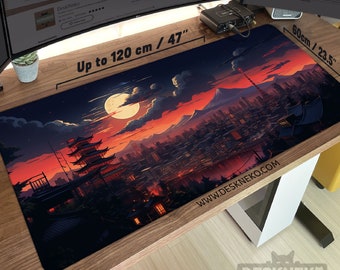 Könnte beinhalten: Große Schreibtischunterlage mit einer Illustration einer Stadtlandschaft bei Sonnenuntergang, mit Vollmond und japanischer Pagode. Die Matte ist bis zu 120 cm lang und 60 cm breit, mit der Website-Adresse www.DESKNEKO.COM.