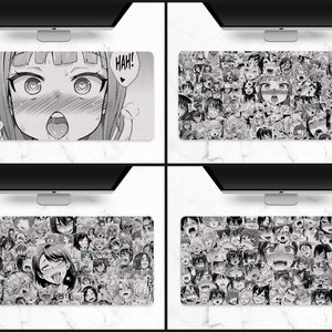 Può includere: Tappetini per mouse in stile anime in bianco e nero. Uno presenta un singolo personaggio con fumetti che dicono "Hahh!". Gli altri sono ricoperti da vari volti di personaggi anime. I tappetini sono rettangolari.