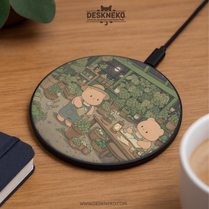 Puede incluir: Cargador inalámbrico redondo negro con una ilustración de dos osos de peluche en un invernadero. El diseño presenta una escena nocturna, plantas y el texto "DESKNEKO" y "WWW.DESKNEKO.COM".