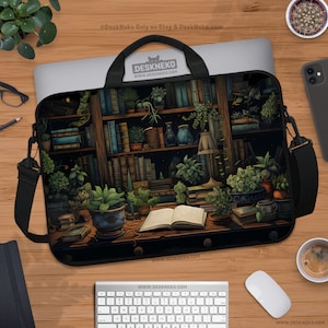 Puede incluir: Funda para portátil con una ilustración detallada de una acogedora escena de biblioteca, con estanterías, plantas en macetas y un libro abierto. La bolsa tiene una correa negra para el hombro y un asa. El diseño incluye el texto "DESKNEKO" en la parte superior.