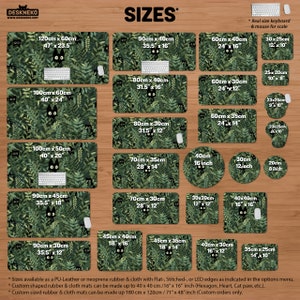 K&ouml;nnte beinhalten: Schreibtischunterlagen in verschiedenen Gr&ouml;&szlig;en, mit einem gr&uuml;nen Farnmuster und Illustrationen schwarzer Katzen. Die Gr&ouml;&szlig;en variieren von 20 cm bis 120 cm Breite. Das Wort "SIZES" steht oben. Die Marke "DESKNEKO" befindet sich oben links.