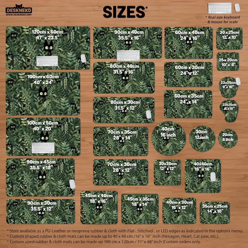 K&ouml;nnte beinhalten: Schreibtischunterlagen in verschiedenen Gr&ouml;&szlig;en, mit einem gr&uuml;nen Farnmuster und Illustrationen schwarzer Katzen. Die Gr&ouml;&szlig;en variieren von 20 cm bis 120 cm Breite. Das Wort "SIZES" steht oben. Die Marke "DESKNEKO" befindet sich oben links.