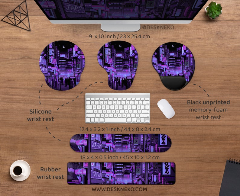 K&ouml;nnte beinhalten: Ein Schreibtisch-Setup mit Tastatur, Maus und Handgelenkauflagen. Die Handgelenkauflagen zeigen ein lila-schwarzes Stadtbild-Design mit japanischem Text. Die Silikon-Handgelenkauflage misst 23 x 25,4 cm. Die Gummi-Handgelenkauflage misst 45 x 10 x 1,2 cm.