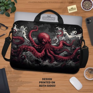 Op de afbeelding: Zwarte laptoptas met een rood octopusontwerp met grijze en witte golven. De tas heeft een zwart handvat en schouderriem. De tekst op de tas luidt "DESKNEKO" en "DESIGN PRINTED ON BOTH SIDES!"