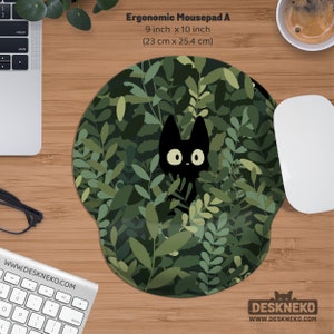 K&ouml;nnte beinhalten: Ergonomisches Mauspad mit einem Design einer schwarzen Katze, die durch gr&uuml;nes Laub sp&auml;ht. Das Mauspad misst 23 cm x 25,4 cm (9 Zoll x 10 Zoll). Der Text "Ergonomic Mousepad A" und "WWW.DESKNEKO.COM" sind ebenfalls sichtbar.