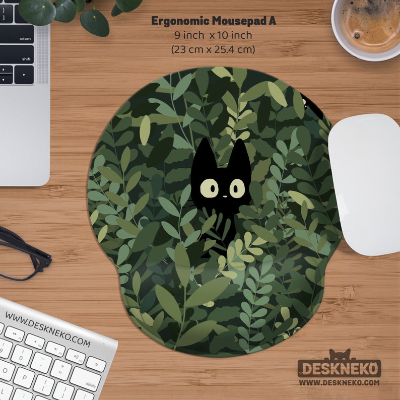 K&ouml;nnte beinhalten: Ergonomisches Mauspad mit einem Design einer schwarzen Katze, die durch gr&uuml;nes Laub sp&auml;ht. Das Mauspad misst 23 cm x 25,4 cm (9 Zoll x 10 Zoll). Der Text "Ergonomic Mousepad A" und "WWW.DESKNEKO.COM" sind ebenfalls sichtbar.
