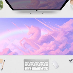 Peut inclure: Tapis de bureau rectangulaire avec une scène fantastique. Il présente une licorne, un arc-en-ciel et des nuages dans des tons roses et violets. Le design est de style peinture numérique, adapté à un bureau à domicile ou à une configuration de jeu.