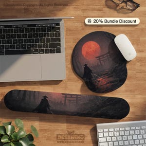 Peut inclure: Un ensemble de tapis de souris et de repose-poignets noir et rouge représentant un guerrier samouraï dans une scène de forêt avec une grande lune rouge. Le tapis de souris est ergonomique et le repose-poignet est long et rectangulaire. Le texte "20% Bundle Discount".
