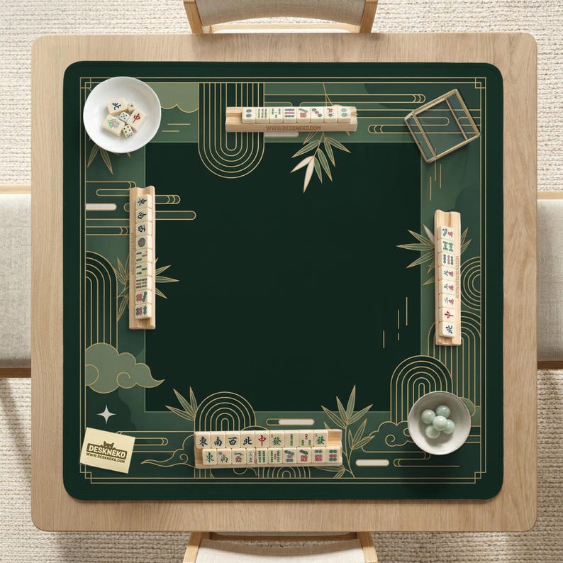 Pode incluir: Uma vista de cima de uma configura&ccedil;&atilde;o de jogo de Mahjong em uma mesa de madeira. A superf&iacute;cie de jogo verde escuro apresenta designs geom&eacute;tricos dourados e detalhes de bambu. Tigelas brancas cont&ecirc;m pe&ccedil;as de jogo, e prateleiras de azulejos de madeira s&atilde;o dispostas nas bordas.