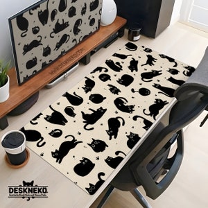 Puede incluir: Una alfombrilla de escritorio beige con un patr&oacute;n repetido de siluetas de gatos negros en varias poses. La alfombrilla tiene el texto "DESKNEKO" y "Aesthetic Desk Mats and Mouse Pads" en la parte inferior, y "WWW.DESKNEKO.COM" en el soporte del monitor. La alfombrilla es rectangular.