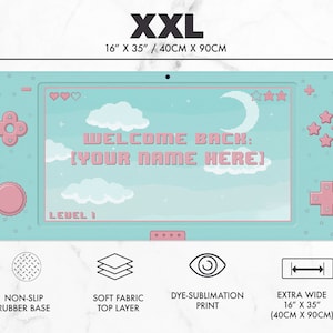 K&ouml;nnte beinhalten: Eine extra breite, hellblaue Gaming-Mausunterlage mit Pixel-Design. Sie zeigt ein Retro-Spielkonsolen-Thema mit dem Text "WELCOME BACK: [YOUR NAME HERE]" und misst 40 cm x 90 cm.