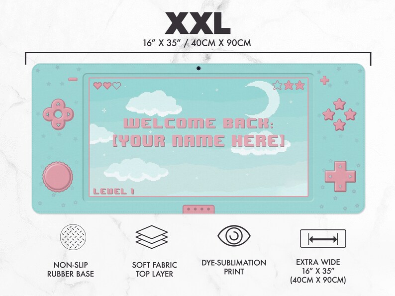 K&ouml;nnte beinhalten: Eine extra breite, hellblaue Gaming-Mausunterlage mit Pixel-Design. Sie zeigt ein Retro-Spielkonsolen-Thema mit dem Text "WELCOME BACK: [YOUR NAME HERE]" und misst 40 cm x 90 cm.