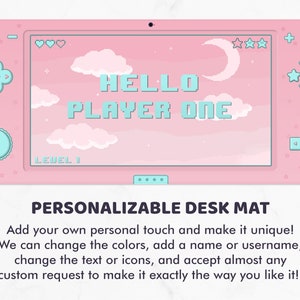 K&ouml;nnte beinhalten: Rosa Schreibtischunterlage mit einem pixeligen Videospiel-Design. Der Bildschirm zeigt "HELLO PLAYER ONE" mit Wolken und einem Mond. Mit Gamecontroller-Tasten und Sternen. Level 1 wird angezeigt.