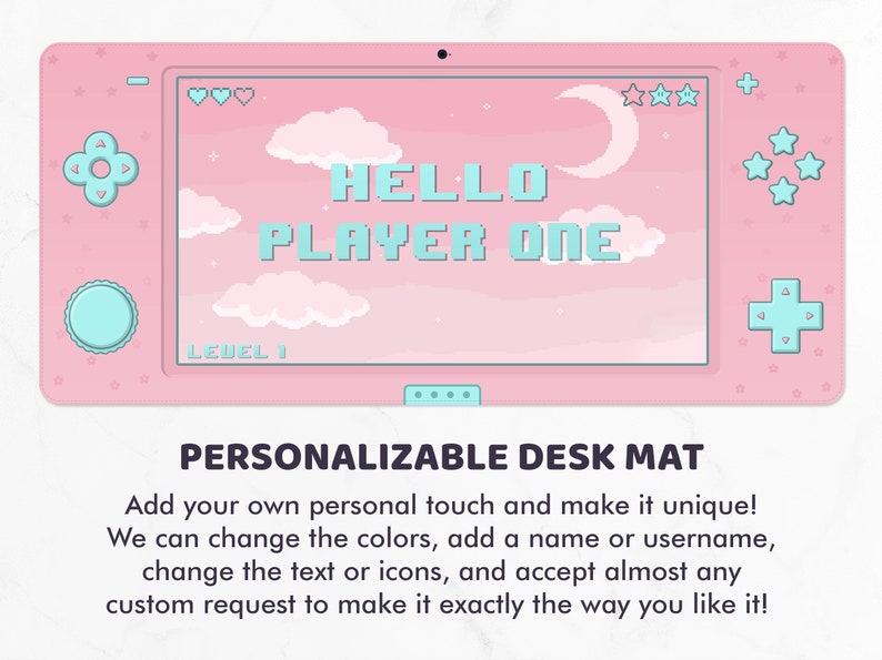 K&ouml;nnte beinhalten: Rosa Schreibtischunterlage mit einem pixeligen Videospiel-Design. Der Bildschirm zeigt "HELLO PLAYER ONE" mit Wolken und einem Mond. Mit Gamecontroller-Tasten und Sternen. Level 1 wird angezeigt.