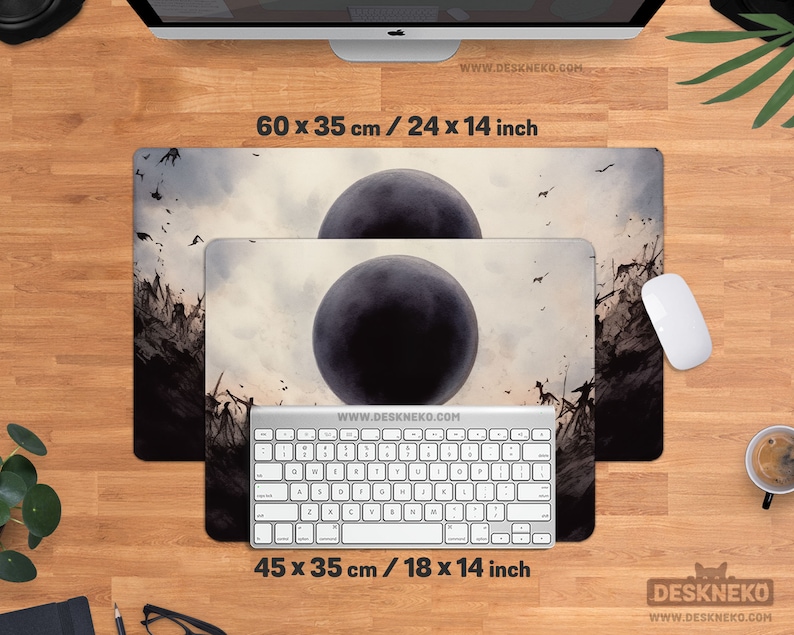 Pode incluir: Duas esteiras de mesa retangulares, 60 x 35 cm e 45 x 35 cm, com um design escuro e abstrato com uma grande esfera escura e um c&eacute;u nublado. Um teclado e um mouse brancos s&atilde;o vis&iacute;veis, juntamente com o texto "WWW.DESKNEKO.COM".