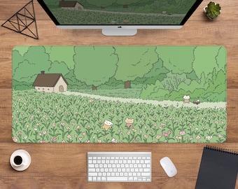 Puede incluir: Alfombrilla de escritorio rectangular con una ilustración de un paisaje rural. El diseño incluye una pequeña casa, un camino y animales de dibujos animados en un campo de flores, en tonos verdes, rosas y marrones. Se ve un teclado y un ratón.