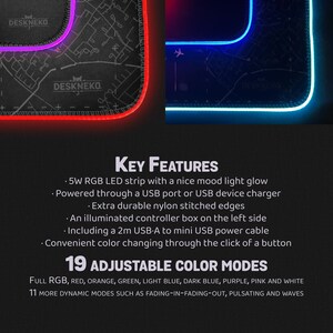 Op de afbeelding: Zwarte gaming muismat met een kaartontwerp en een oplichtende RGB LED rand. Voorzien van 19 instelbare kleurmodi, een USB-voedingskabel en duurzame nylon gestikte randen.