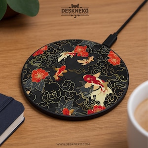 Puede incluir: Cargador inalámbrico redondo negro con diseño de peces koi y flores. El diseño presenta peces koi rojos, blancos y dorados, flores rojas y detalles dorados. El texto "DESKNEKO" es visible en la parte superior.