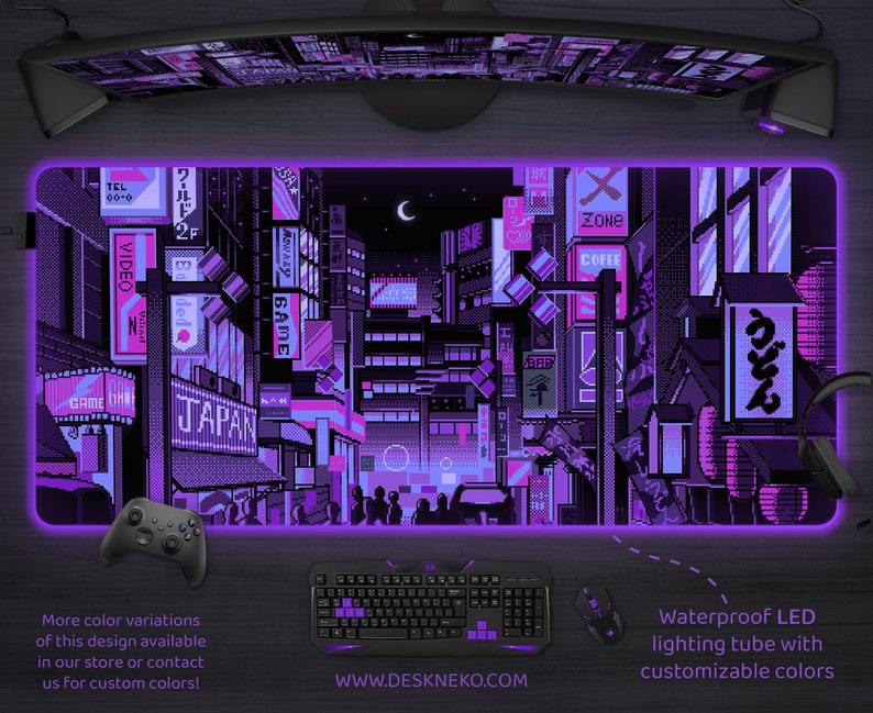K&ouml;nnte beinhalten: Rechteckige Schreibtischunterlage mit einem pixeligen Stadtlandschaftsdesign in Lila- und Rosat&ouml;nen. Sie verf&uuml;gt &uuml;ber eine wasserdichte LED-Lichtr&ouml;hre mit anpassbaren Farben. Eine Tastatur, eine Maus und ein Gamecontroller sind ebenfalls sichtbar.