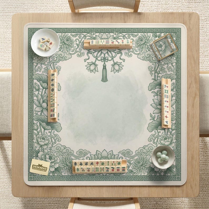 Puede incluir: Una mesa de mahjong cuadrada de madera con una estera de dise&ntilde;o floral verde y blanco. La estera presenta un borde decorativo, detalles florales y un &aacute;rea central para jugar. Varias fichas de mahjong, cuencos y un peque&ntilde;o recipiente de vidrio est&aacute;n dispuestos en la estera.
