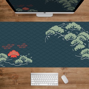 Könnte beinhalten: Rechteckige Schreibtischunterlage mit dunkelblaugrünem Hintergrund und sich wiederholendem Wellenmuster. Die Matte hat ein japanisch inspiriertes Design mit stilisierten grünen und roten Kiefern und Wolken. Eine weiße Tastatur und Maus liegen auf der Matte.