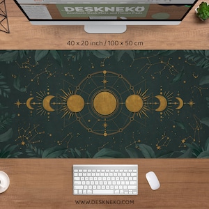 Könnte beinhalten: Eine große Schreibtischunterlage, 100 x 50 cm, mit einem dunkelgrünen Hintergrund und goldenen Himmelsdesigns. Das Design umfasst Sonnen, Monde, Sternbilder und Blätter. Die Matte ist rechteckig und für den Einsatz mit einem Computer-Setup konzipiert.