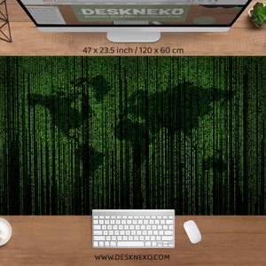 Könnte beinhalten: Rechteckige Schreibtischunterlage mit grünem Digitalregen-Muster und einer Weltkarten-Silhouette. Die Matte misst 120 x 60 cm. Die Website-Adresse www.deskneko.com ist unten aufgedruckt.